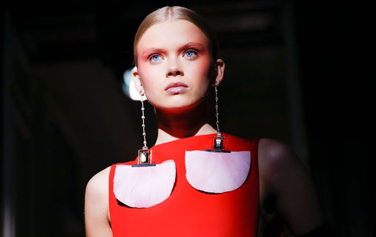 العيون تستأثر بحصة الأسد من صيحات المكياج في أسبوع الهوت كوتور