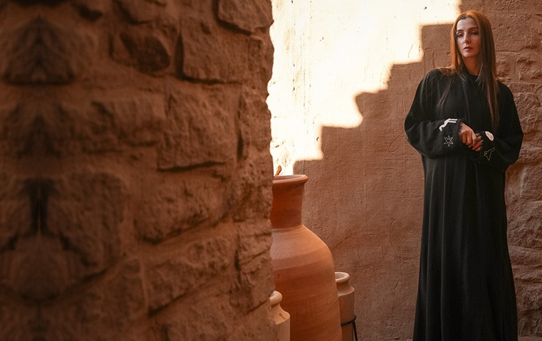 حوار خاص مع المصمم السعودي محمد خوجة عن الحِرفة، الذاكرة، والموضة البطيئة