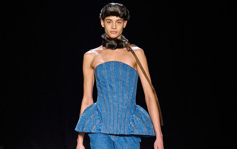 الدنيم الأزرق يتصدر الصيحات في عروض نيويورك