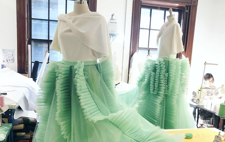 بعد عجز الشركات الطبية توفير المُستلزمات، صُنّاع الموضة ينتجون الكمامات والأزياء الواقية