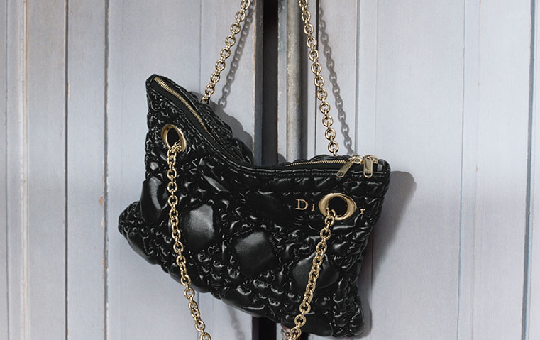 ثلاثة تفاصيل تجعل حقيبة Dior Crunchy إصدار Must Have لهذا الموسم
