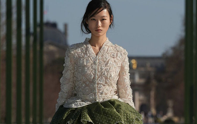 جوناثان أندرسون يعيد قصة الـPeplum والجينز الكاجوال إلى ديور