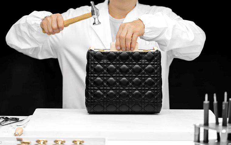 تعرّفي إلى مراحل تصميم حقيبة Lady Dior وروابطها الأيقونية مع الأميرة ديانا
