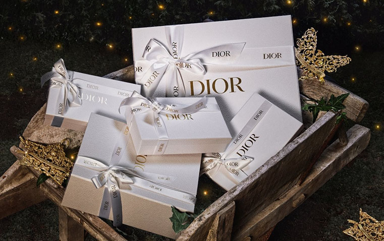 Dior  تقدم حملة الأعياد: احتفالات وأناقة وهدايا للجميع