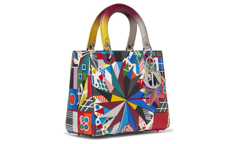 اقتناء واحدة من حقائب Lady Dior الجديدة بمثابة امتلاك قطعة فنية نادرة!