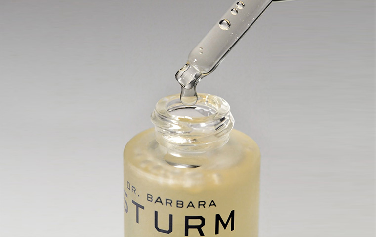 أساسيات العناية بالبشرة أثناء السفر من  Dr. Barbara Sturm