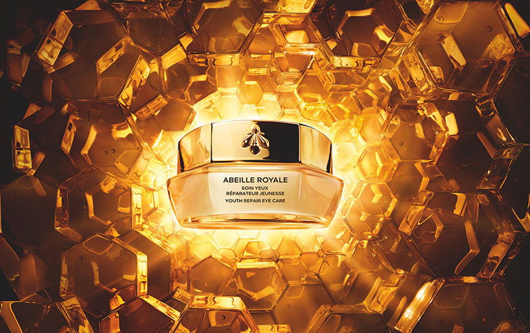 نعرّفك الى العناية الجديدة لإصلاح شباب محيط العين من أباي رويال