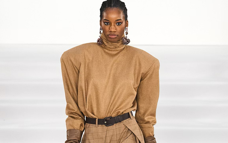 موضة الثمانينيات تعود، بأكتاف أقوى وتفاصيل أكثر جرأة