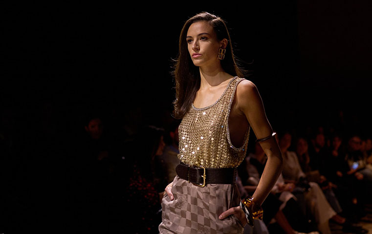 إيلي صعب 2026: من بريق الحكايات إلى واقعية الأنوثة المعاصرة