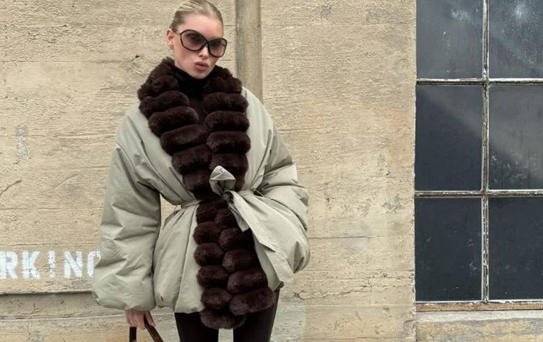 ياقة الفرو تعود… لمسة واحدة تغيّر إطلالة الشتاء