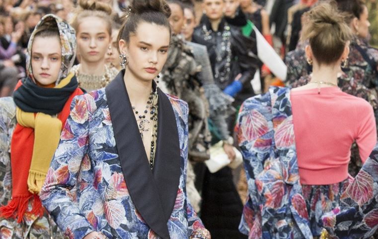 عزة سليمان في عرض شانيل: سائرة على خطى العارضات التونسيات