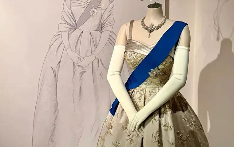 ما الذي يمكن توقعه من معرض أزياء الملكة إليزابيث الثانية لعام 2026