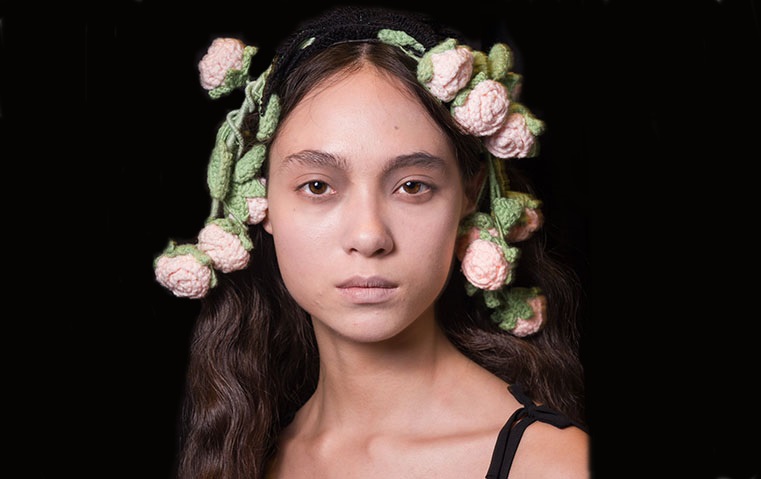 عروض لندن تودّع الأناقة الهادئة لترحّب بالأكسسوارات المكسيمالية