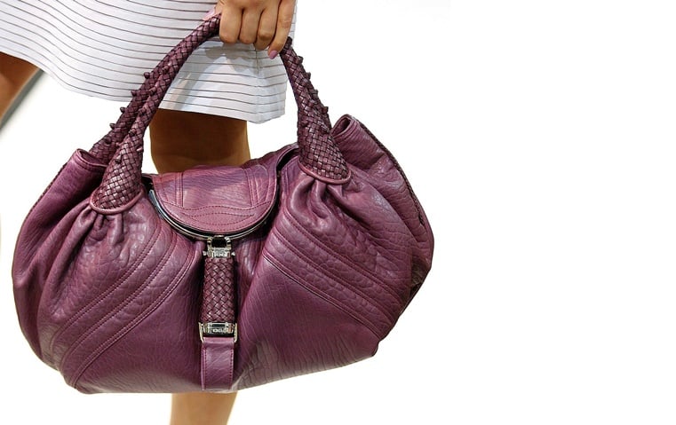 FENDI Spy Bag تعود من 2005 بروح عصرية وأناقة خالدة