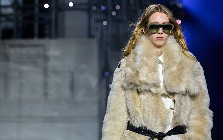 هل تتجه أسابيع الموضة نحو قرار تاريخي بمنع الفرو كلياً؟