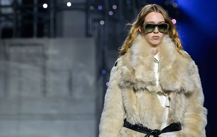 هل تتجه أسابيع الموضة نحو قرار تاريخي بمنع الفرو كلياً؟