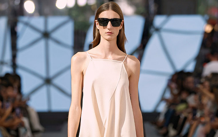 جرأة بعيداً عن التكلّف في تصاميم أدولفو دومينغيز الجديدة