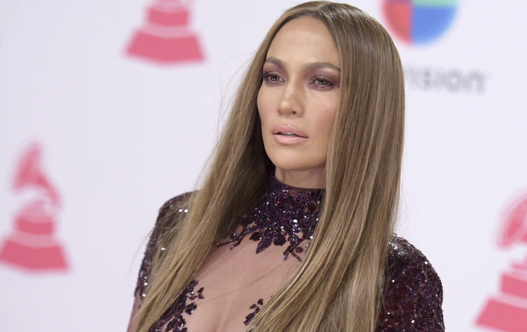 بعد جيجي حديد؛ جينيفر لوبيز ضحية جديدة لجشع الباباراتزي