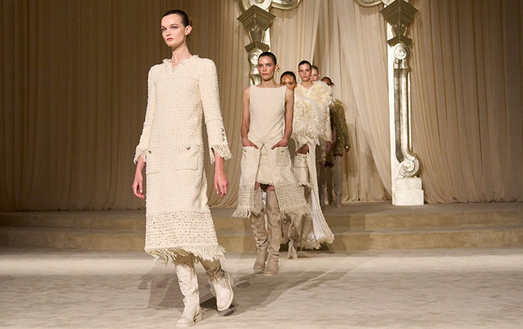 بعد موجة الانتقال الكبرى في عام 2025: كيف تعيد دور الأزياء رسم خريطتها مع بداية عام جديد