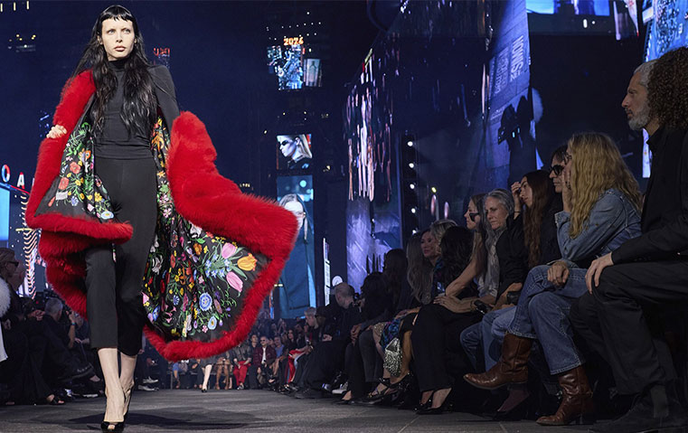 في عرض Gucci Core: عودة الملابس القابلة للارتداء بأسلوب نيويورك