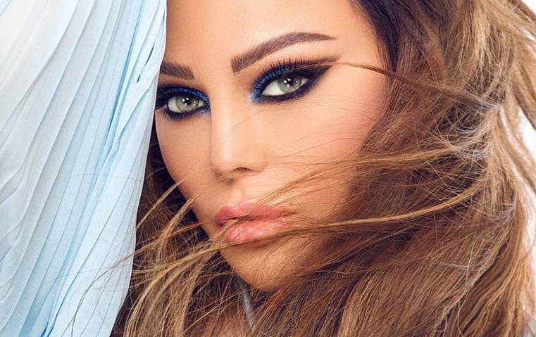 بالآيلاينر والظلال الزرقاء، عينا هيفا وهبي قاتلتان