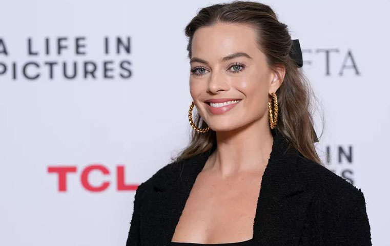 من كعكة بيلا حديد الى شريط مارغوت روبي المخملي، تسريحات شعر تلهمنا في شهر الأعياد