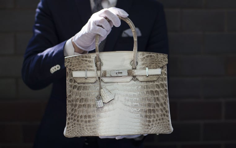 شنطة هيرميس تباع في مزاد Christies بسعرٍ خيالي: ولمَ لا تختارها إلّا النجمات؟