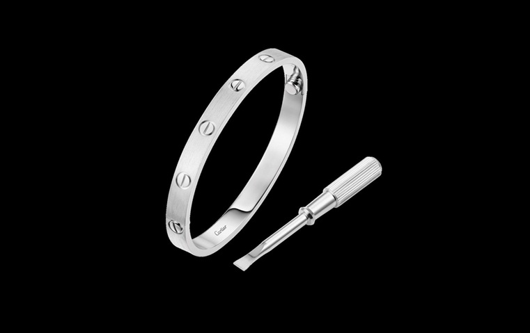 تزامناً مع الإصدار المصقول الجديد من هذا التصميم: رافقينا برحلة عبر تاريخ سوار الحب Love de Cartier