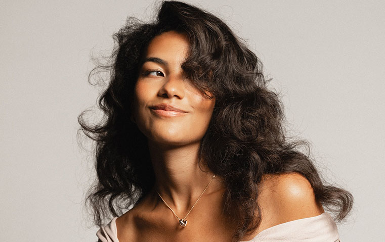 تعرفي على السفيرة العالمية الجديدة لمستحضرات Hourglass