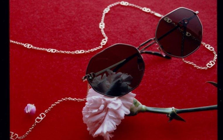 7 نظارات شمسية تحمي عينيكِ بالكريستالات البرّاقة والسلاسل من فالنتينو
