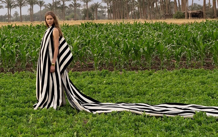 علامة Jacquemus تعود إلى قصر فرساي بمجموعة Le Paysan