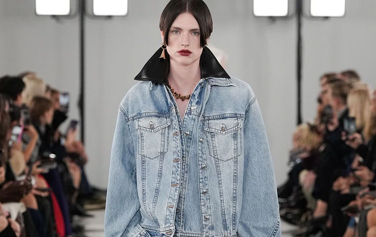 خمسة جينزات من التسعينيات تعود بقوة في ربيع وصيف 2026