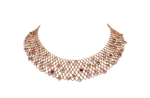 دليلك لاختيار القلادة الأمثل مع شكل ياقتك