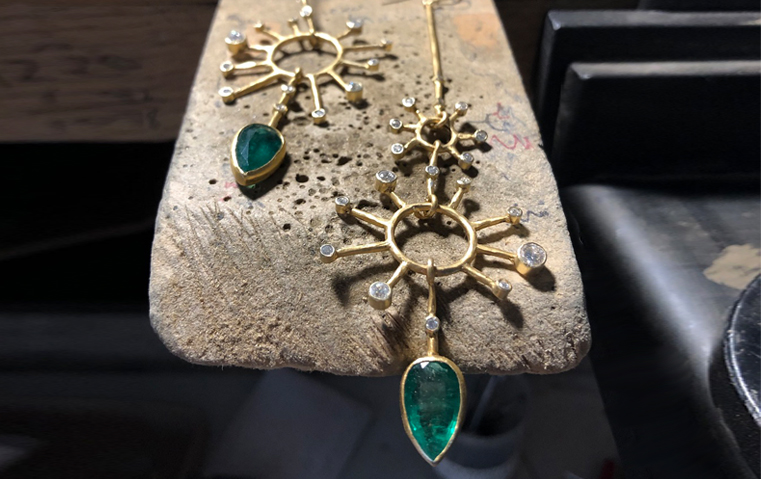 في باريس معرض لا يقدّم إلا مجوهرات الزمرد والياقوت النادر!