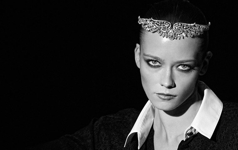 عالم من النجوم ورموز الحظ: جلسة تصوير ساحرة مع مجوهرات شانيل