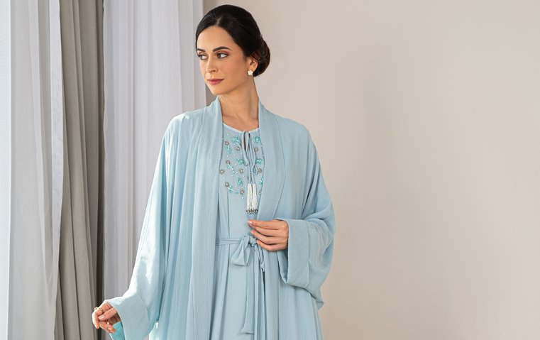 عبايات الساتان والأورغنزا من Effa، أناقة راقية بألوان الأزهار لكل مناسبات رمضان