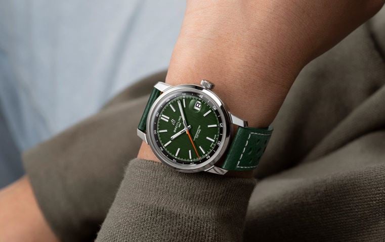 أوستن بتلر الوجه الجديد لساعة "توب تايم B31" من Breitling: أناقة، حرية، ومغامرة
