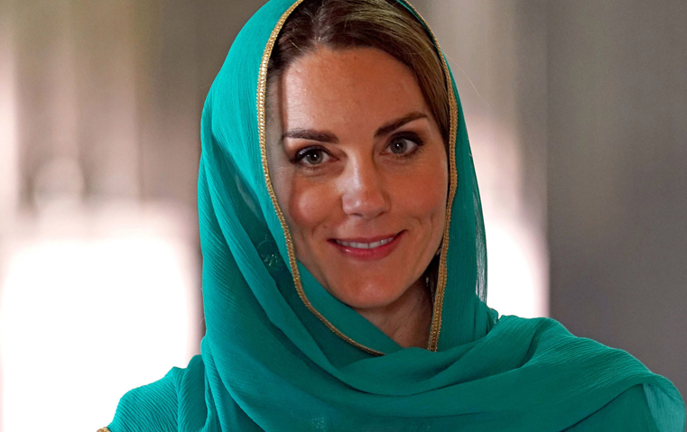 الحجاب الأزرق يبرز أنوثة كيت ميدلتون أكثر وأكثر في باكستان