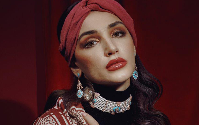 اللؤلؤ والأحجار الكريمة تناسب إطلالاتك الرمضانية المسائية
