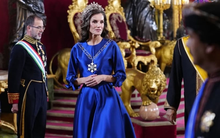 الملكة ليتيزيا تحيي أناقة القصور الأوروبية باللون الأزرق الملكي