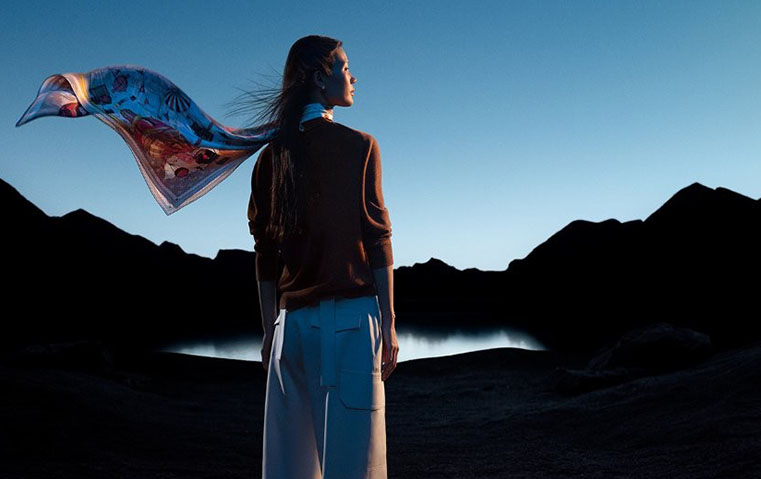 لويس فويتون تستحضر أجواء مهرجان الفوانيس في حملة الأعياد لعام 2025