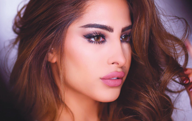 استوحي أسلوب مكياج الصباحي السريع من إطلالات فوز الفهد