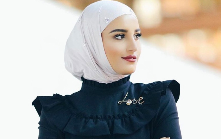 كيف تتجنّبين تلطيخ الحجاب بالمكياج في رمضان؟