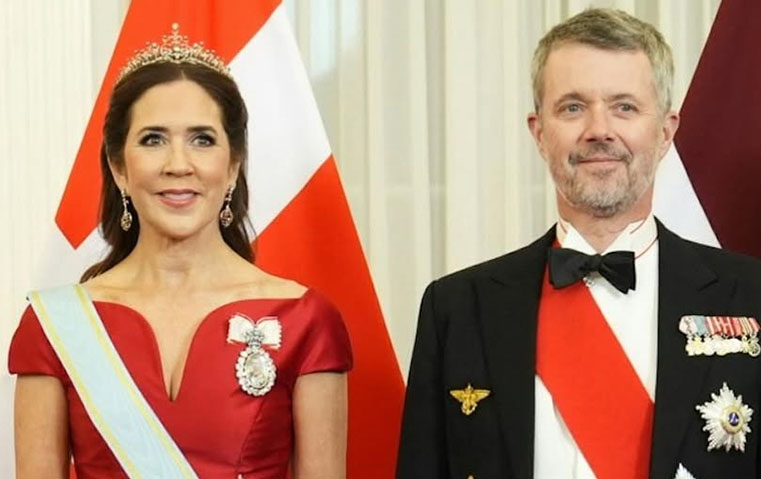 الملكة ماري تخطف الأنظار بالأحمر الملكي وتاج الألماس في لاتفيا