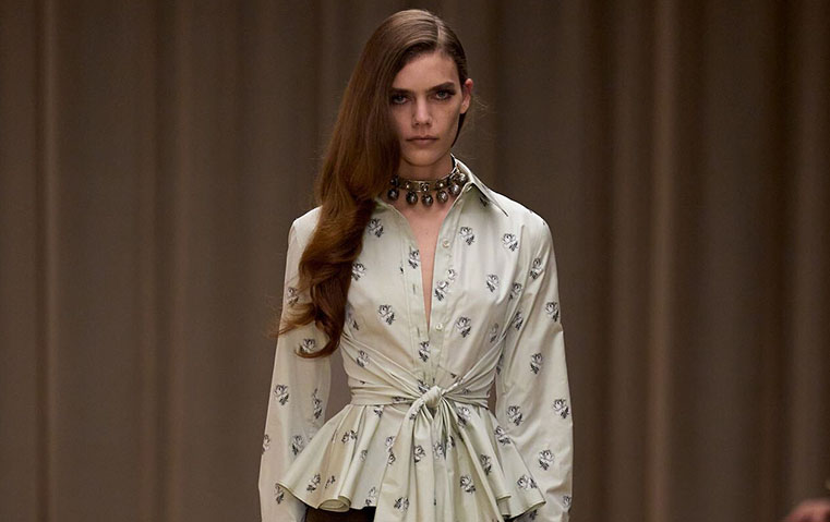 الملابس وسيلة لاستكشاف النفس البشرية في عرض McQueen