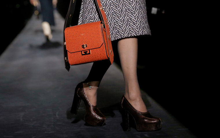 أيّاً كان ذوقكِ، الحقيبة باللون البرتقالي Must Have لإطلالاتكِ الصيفية!