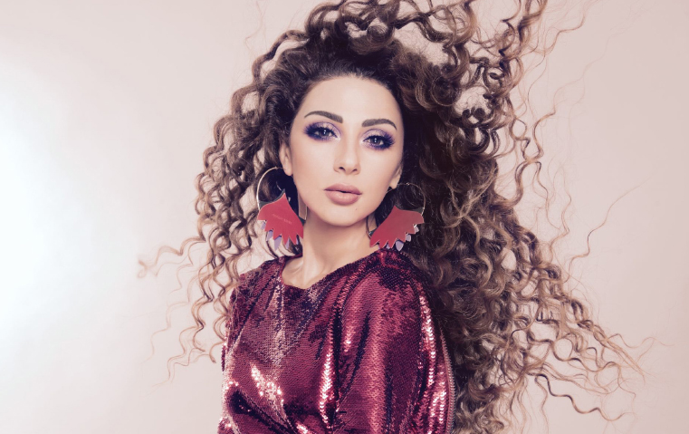 ميريام فارس تتخلّى عن البنطلون وتكتفي فقط بقميص أبيض!
