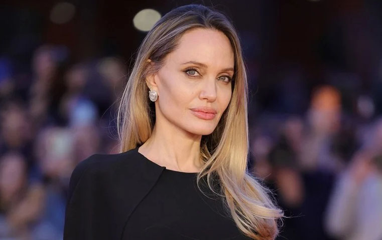 أنجلينا جولي أفضل مَن يعتمد صيحة LBD مع أرقى المجوهرات على السجادة الحمراء