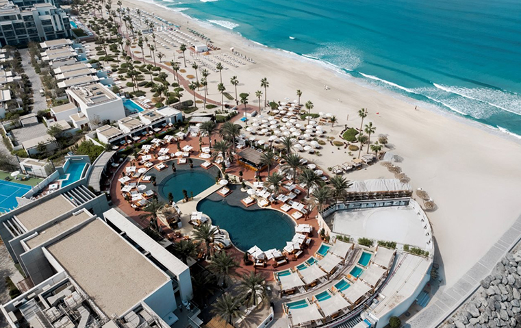 لا يفوتكم: احتفال شاطئي على إيقاع الموسيقى الصادحة في Nikki Beach
