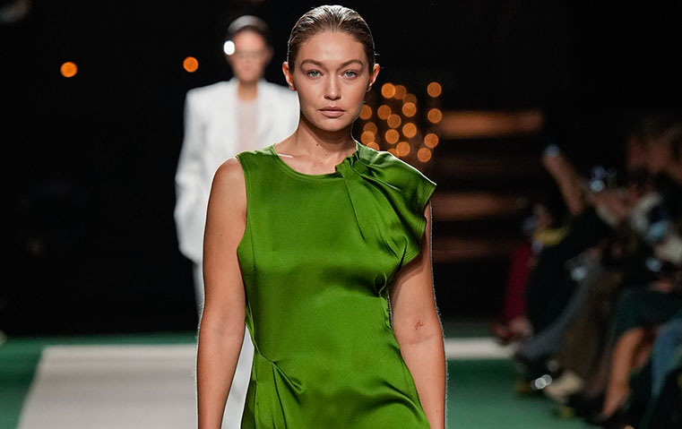 لماذا أصبح الأخضر الزيتوني فجأة اللون المفضل لدى المشاهير؟